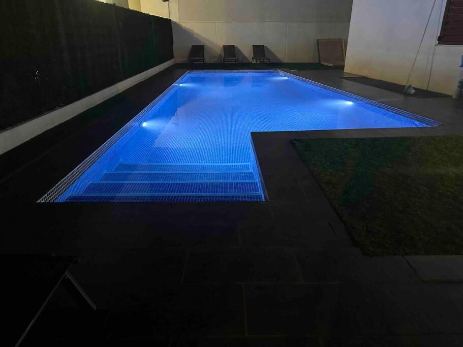 Modern 5-Bedroom Villa With Pool Montequinto Bagian luar foto