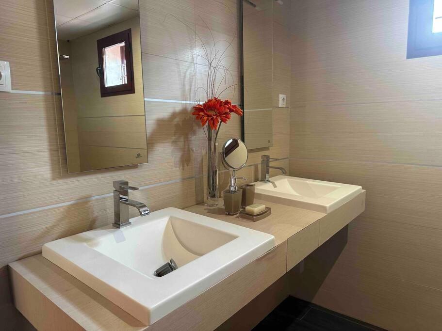 Modern 5-Bedroom Villa With Pool Montequinto Bagian luar foto
