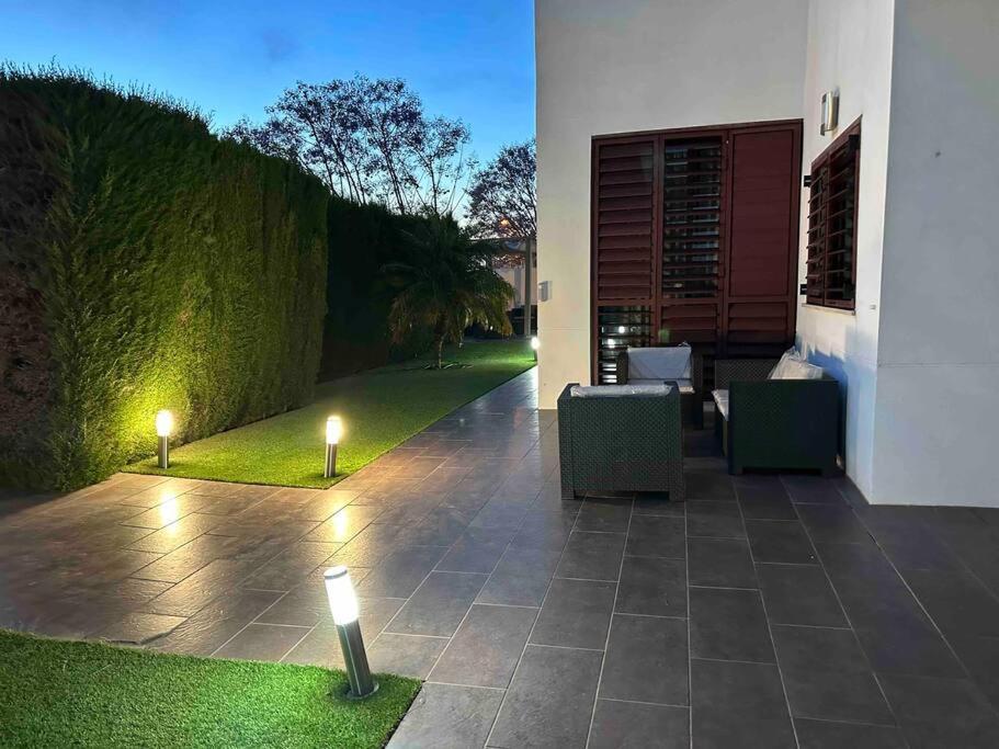 Modern 5-Bedroom Villa With Pool Montequinto Bagian luar foto