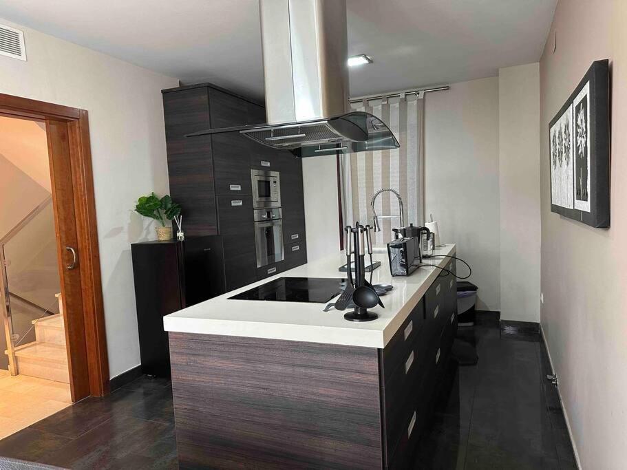 Modern 5-Bedroom Villa With Pool Montequinto Bagian luar foto