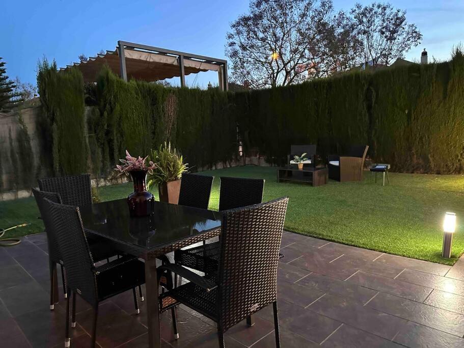 Modern 5-Bedroom Villa With Pool Montequinto Bagian luar foto