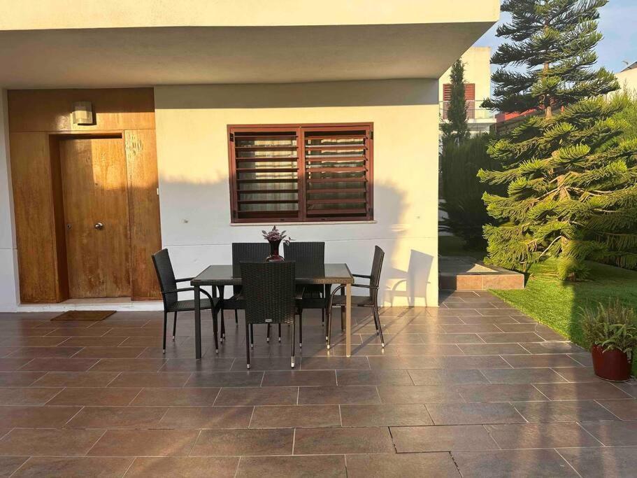 Modern 5-Bedroom Villa With Pool Montequinto Bagian luar foto
